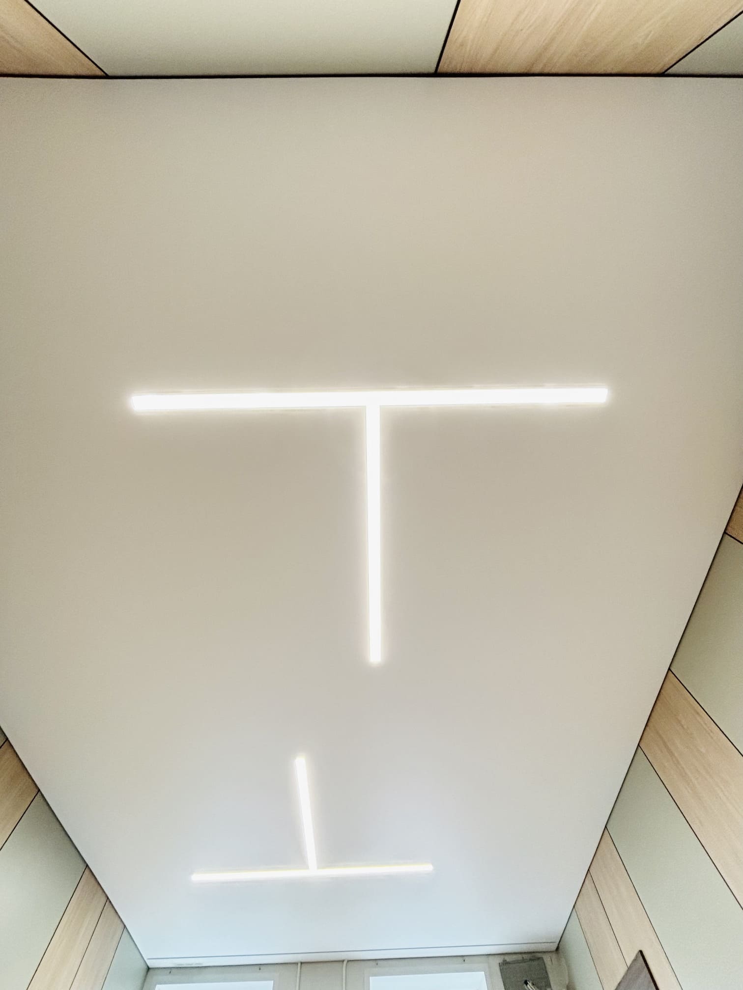 Натяжной потолок в гостиной с подсветкой
